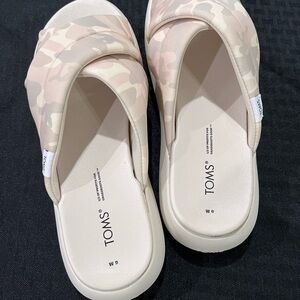 TOMS Women's Cream and Tan Camo Mules